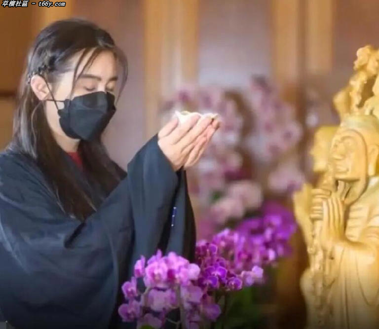 55岁王祖贤排队礼佛被拍，朴素僧袍遮不住仙女气
