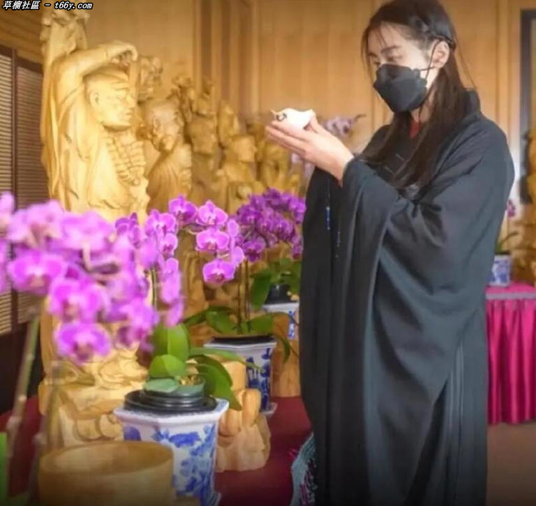 55岁王祖贤排队礼佛被拍，朴素僧袍遮不住仙女气