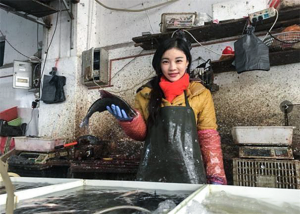 卖鱼女子因高颜值走红：自称美貌不值一提