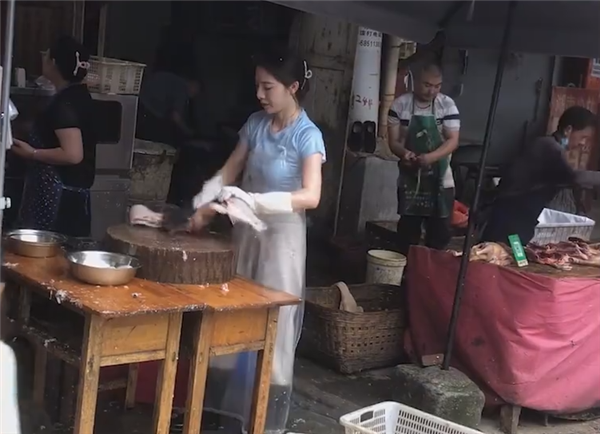 卖鱼女子因高颜值走红：自称美貌不值一提