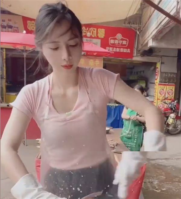 卖鱼女子因高颜值走红：自称美貌不值一提