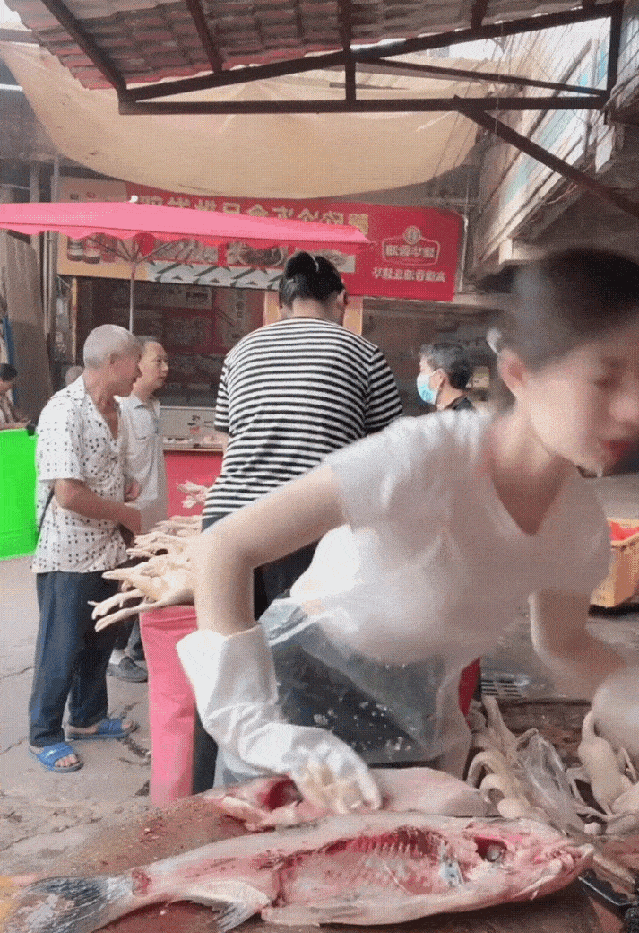 冲上热搜的“卖鱼西施”，让我越想越后怕：她这么美，不该被毁掉