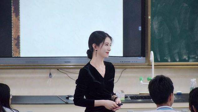 “高中女教师”上课照片走红网络，看到身材后，网友：女人味十足