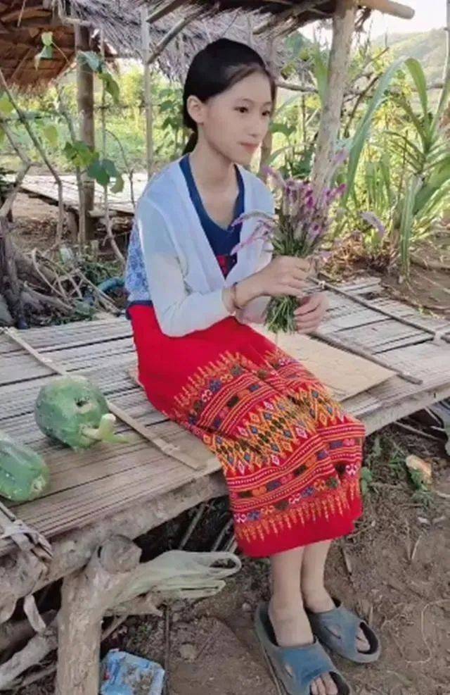 冲上热搜的“卖鱼西施”，让我越想越后怕：她这么美，不该被毁掉