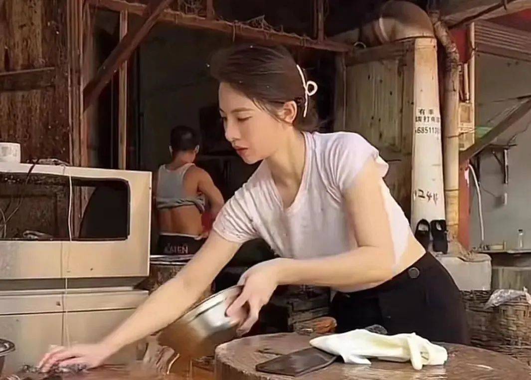 冲上热搜的“卖鱼西施”，让我越想越后怕：她这么美，不该被毁掉