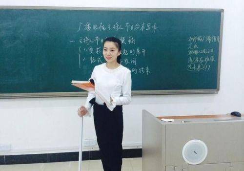 “高中女教师”上课照片走红网络，看到身材后，网友：女人味十足