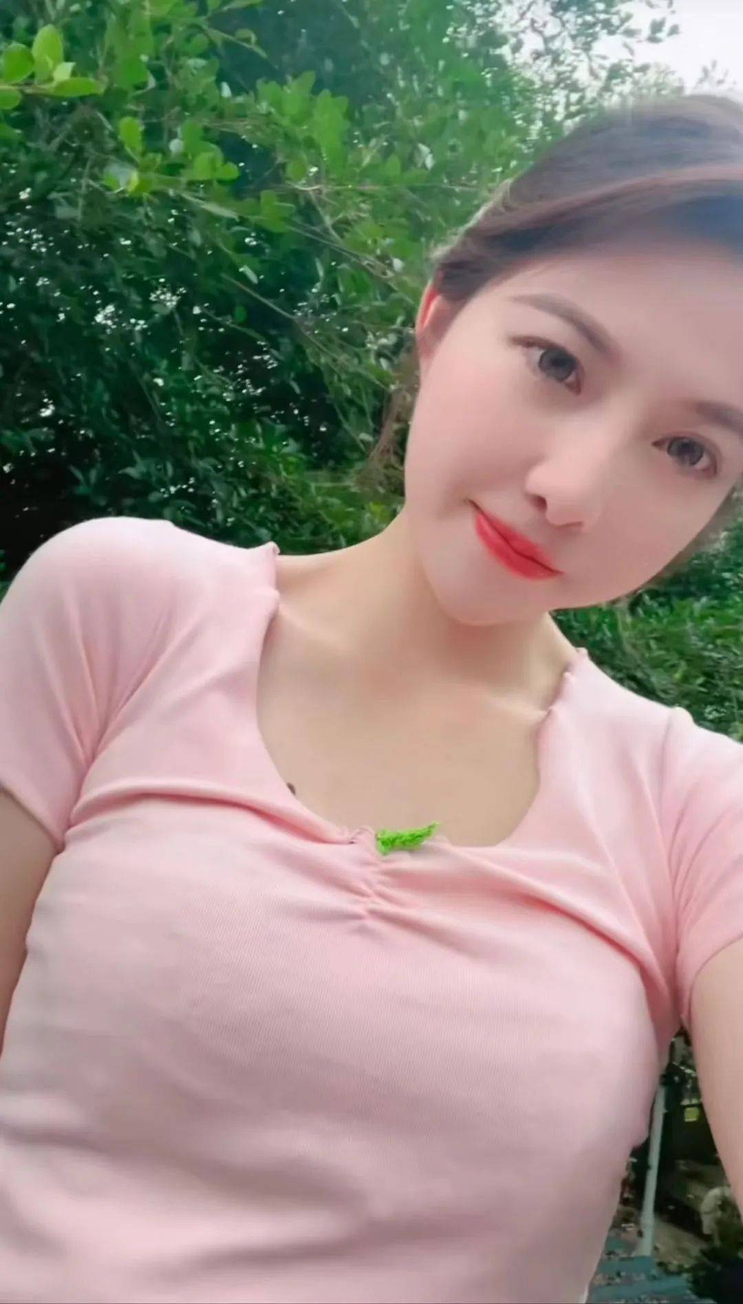 冲上热搜的“卖鱼西施”，让我越想越后怕：她这么美，不该被毁掉