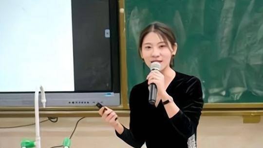 “高中女教师”上课照片走红网络，看到身材后，网友：女人味十足