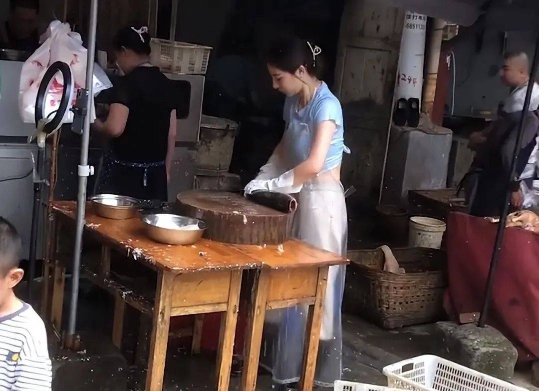 冲上热搜的“卖鱼西施”，让我越想越后怕：她这么美，不该被毁掉