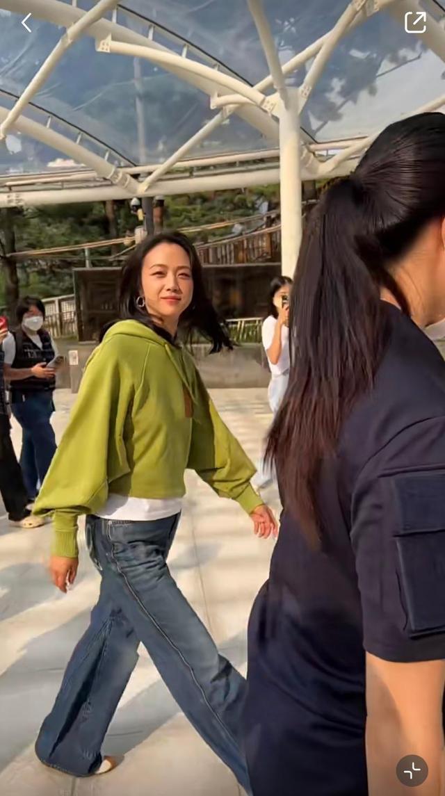 汤唯在首尔街头被偶遇！打扮朴素状态好