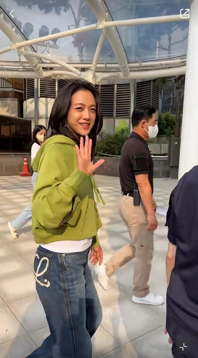 汤唯在首尔街头被偶遇！打扮朴素状态好