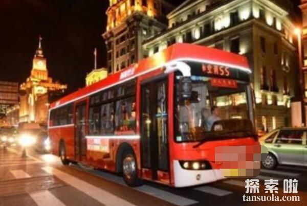南京邪门的交通事故：诡异的超车，法国梧桐闯进了驾驶室