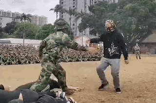 见过广西的军训，感觉再也不用看战争片了