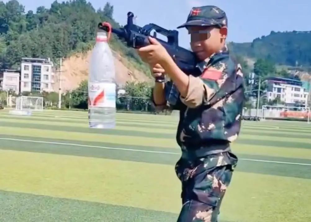 见过广西的军训，感觉再也不用看战争片了