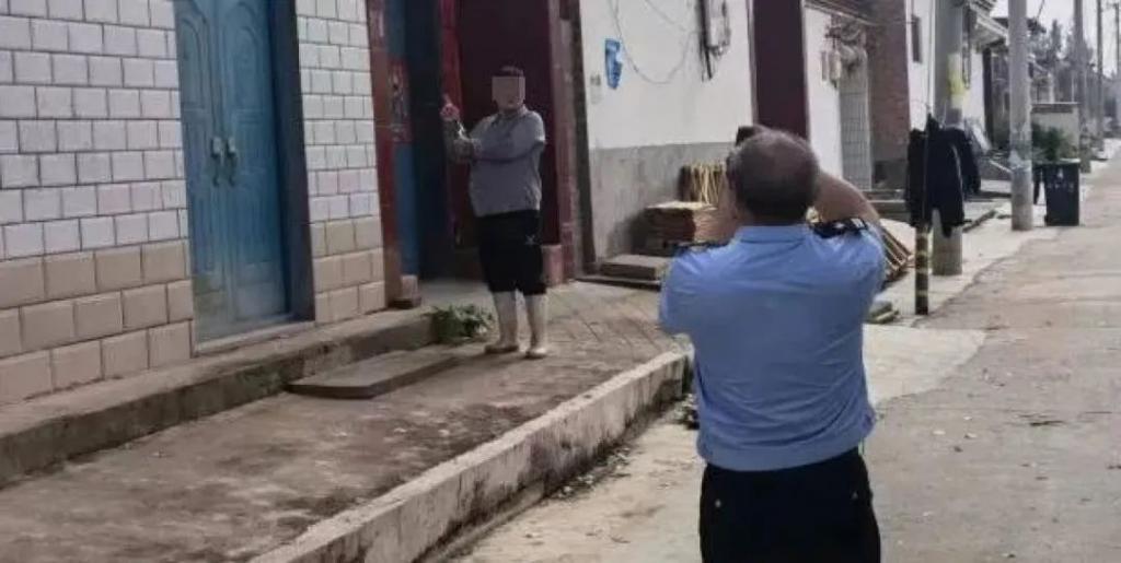 男子深夜抓了115只壁虎！没想到自己也被抓了……