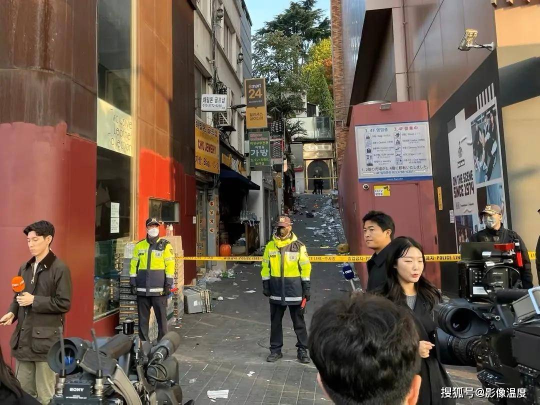 今天，韩国梨泰院现场阳光明媚，但这几十张图片，无法掩盖昨晚的悲惨一幕！