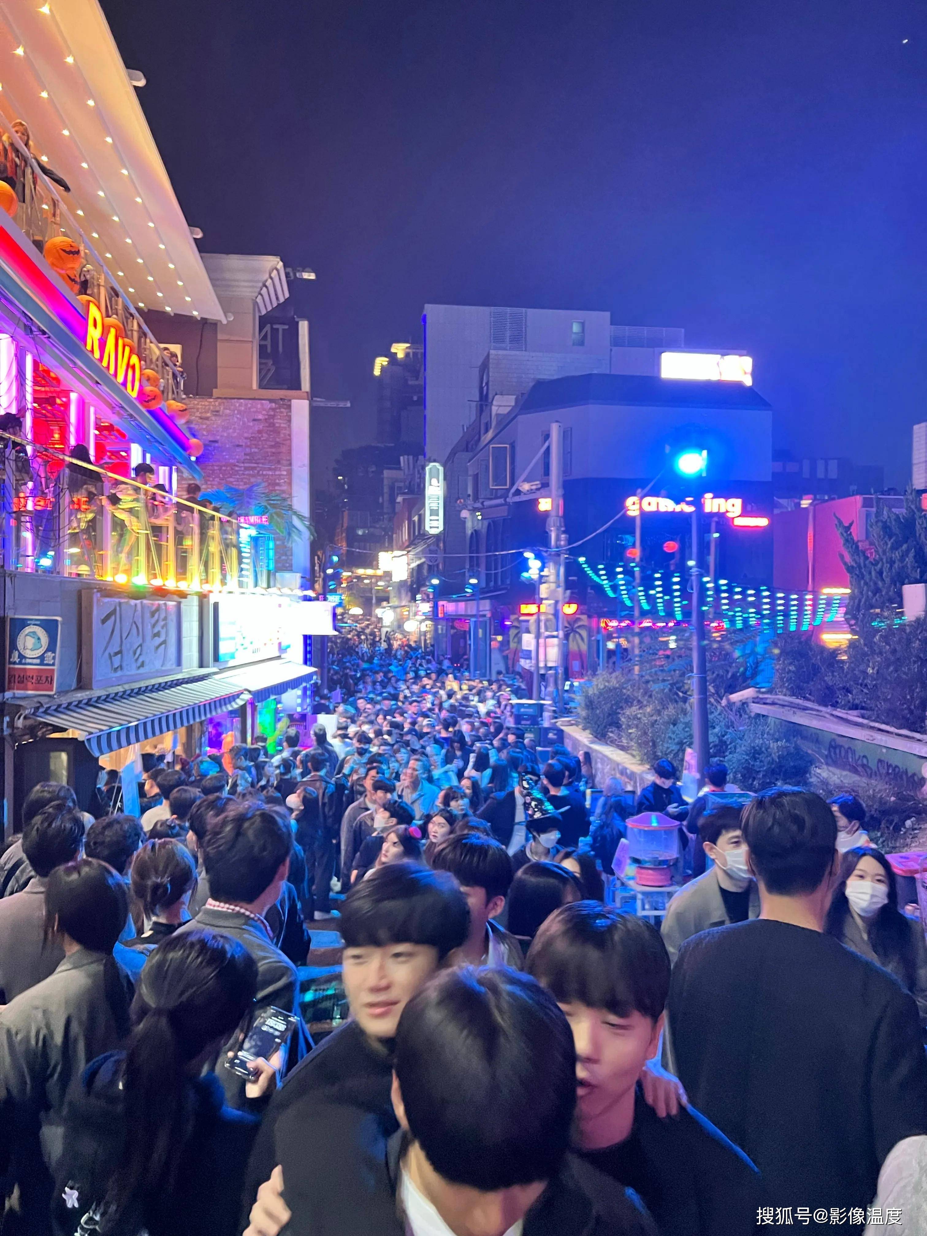 今天，韩国梨泰院现场阳光明媚，但这几十张图片，无法掩盖昨晚的悲惨一幕！
