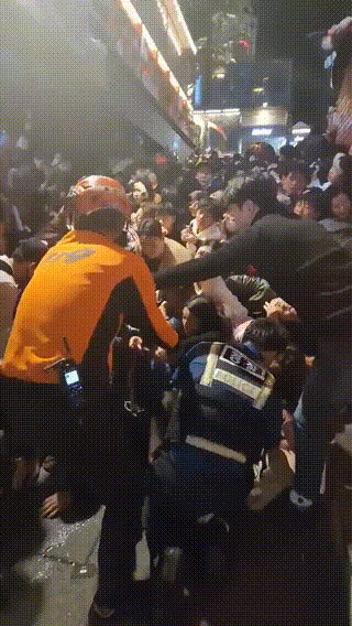 今天，韩国梨泰院现场阳光明媚，但这几十张图片，无法掩盖昨晚的悲惨一幕！