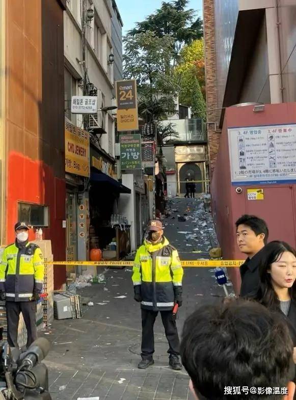 今天，韩国梨泰院现场阳光明媚，但这几十张图片，无法掩盖昨晚的悲惨一幕！