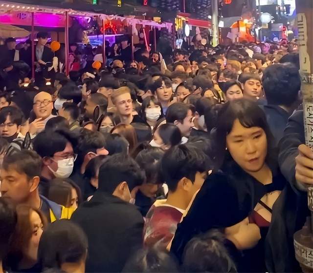 梨泰院幸存者愤怒发声：有人恶意推搡，必须抓到他们！