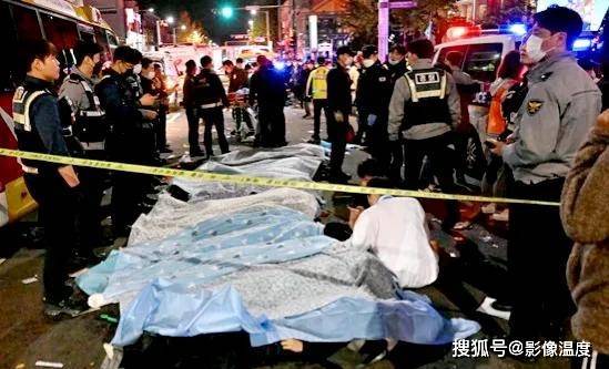 今天，韩国梨泰院现场阳光明媚，但这几十张图片，无法掩盖昨晚的悲惨一幕！
