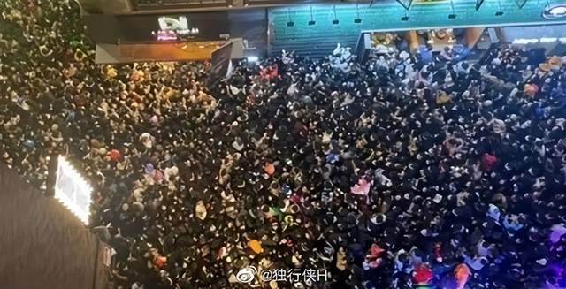 梨泰院幸存者愤怒发声：有人恶意推搡，必须抓到他们！