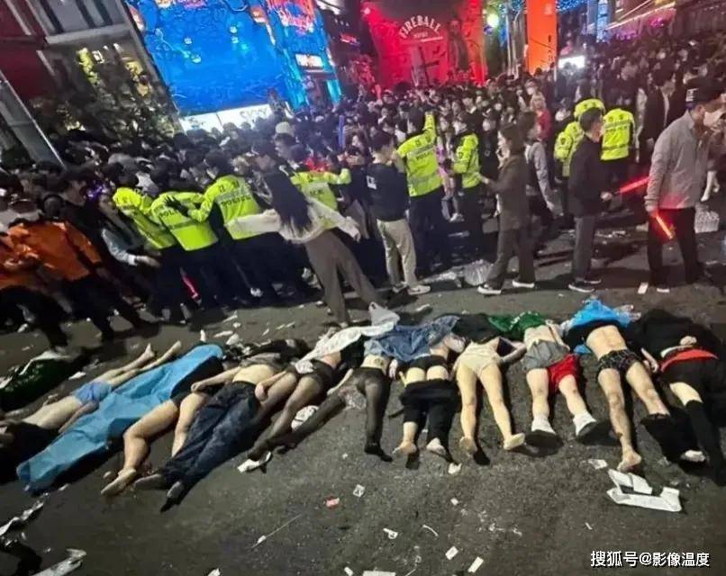 今天，韩国梨泰院现场阳光明媚，但这几十张图片，无法掩盖昨晚的悲惨一幕！