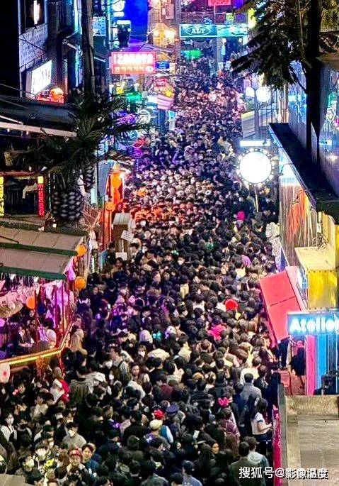 今天，韩国梨泰院现场阳光明媚，但这几十张图片，无法掩盖昨晚的悲惨一幕！