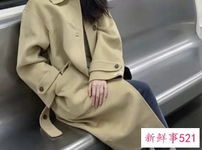 杏色大衣里面搭配什么颜色