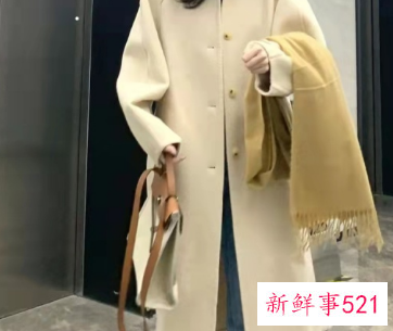 杏色大衣里面搭配什么颜色