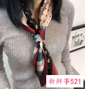 圆领毛衣怎么搭配丝巾