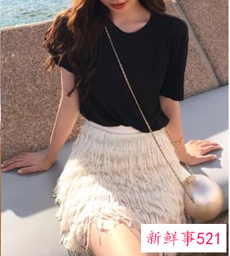 黑色t恤搭配什么裙子好看