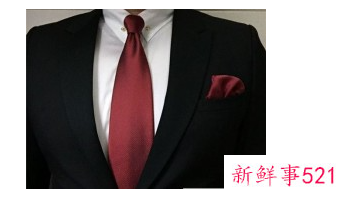 白色衬衫红领带灰西装好看吗
