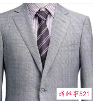 白色衬衫红领带灰西装好看吗