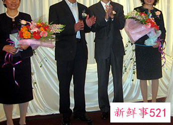 中年女士参加婚礼着装