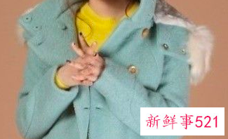 绿色大衣里面搭配什么好看