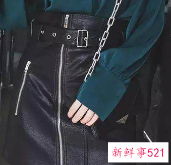 皮裙上面怎么搭配