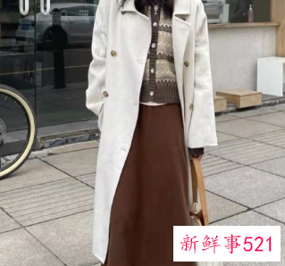 杏色大衣里面搭配什么颜色