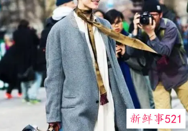 圆领毛衣怎么搭配丝巾