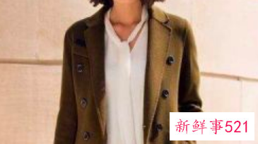 绿色大衣里面搭配什么好看