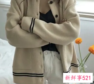 杏色大衣里面搭配什么颜色