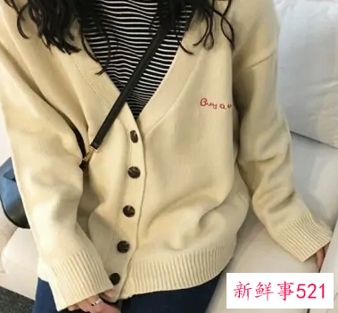 杏色大衣里面搭配什么颜色
