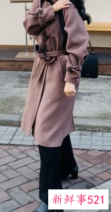 玫红色的衣服很老气吗
