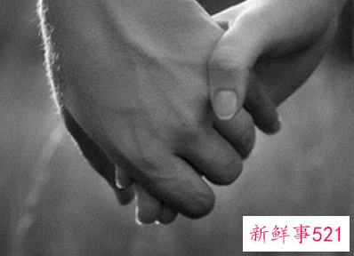 女人发调皮的表情给男人代表