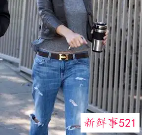 破洞牛仔裤怎么搭配上衣