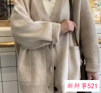 杏色大衣里面搭配什么颜色