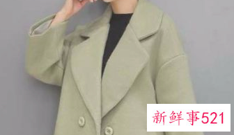 绿色大衣里面搭配什么好看