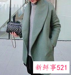 绿色大衣里面搭配什么好看