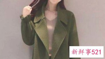 绿色大衣里面搭配什么好看