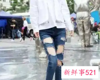 破洞牛仔裤怎么搭配上衣